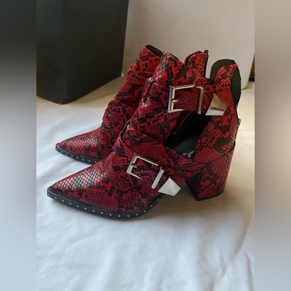 Qupid Suede Side Slit Pointy Toe Chunky Heeled Booties